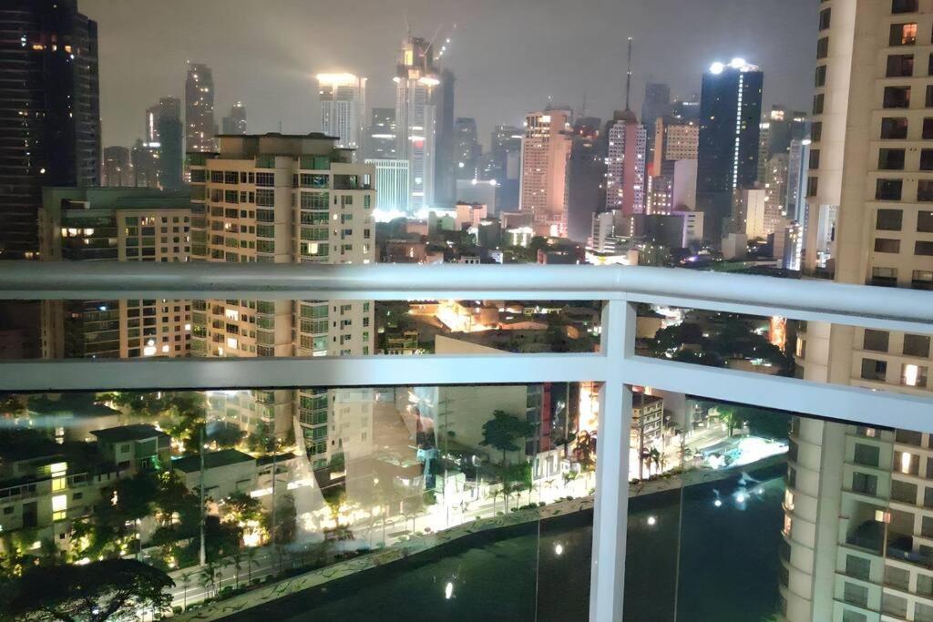 Aveline Suites Elite Rockwell View Acqua Private Residences Near Rockwell Makati Манила Экстерьер фото